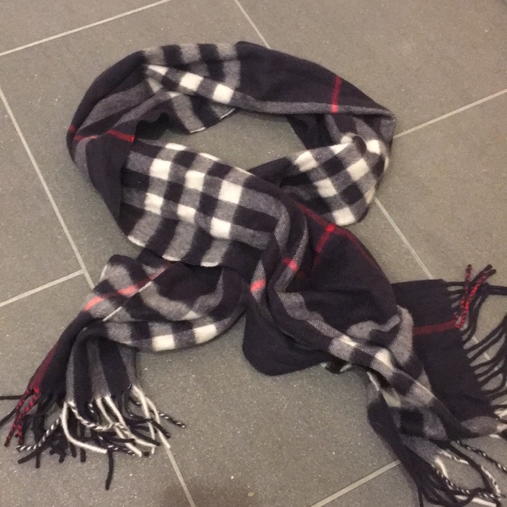 Burberry classic check cashmere scarf - Picture 2 of 6